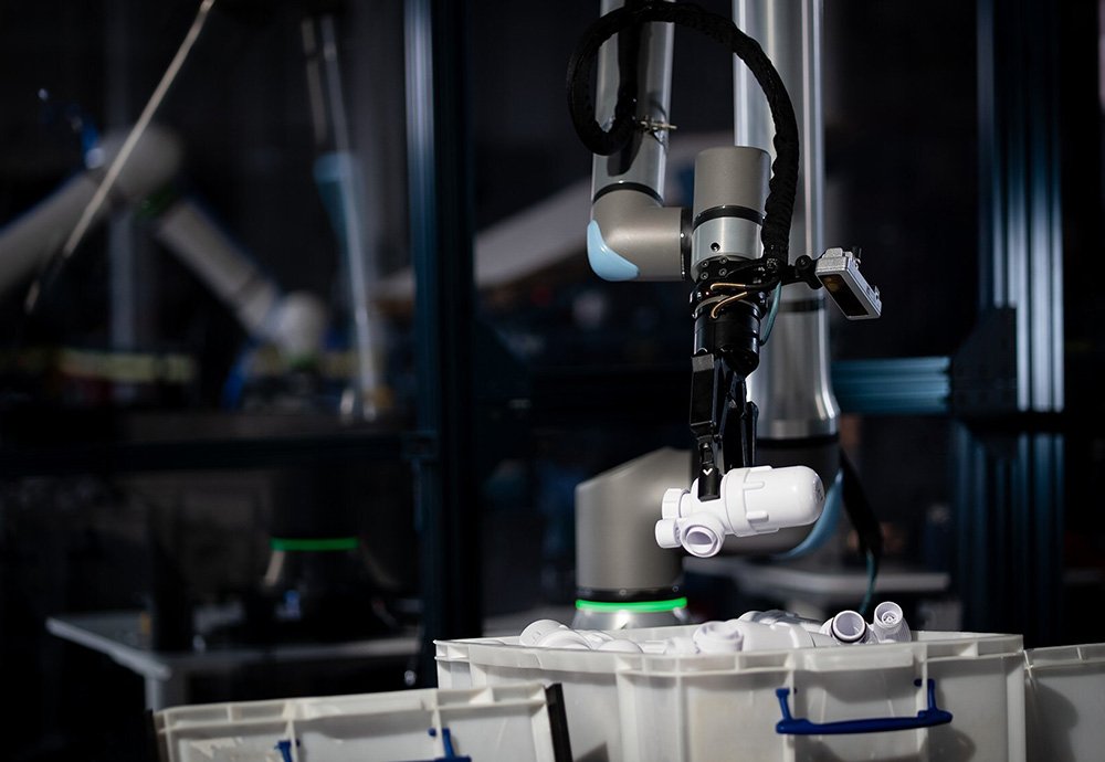 Rapid Operator AI by Vention autonomously performs deep bin picking, identifying and grasping randomly oriented parts from dense containers using AI-powered perception and motion planning.